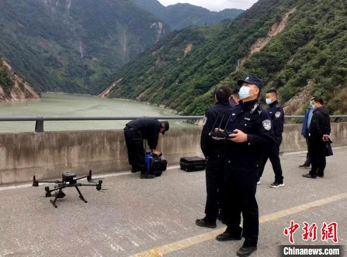 民警組成的搜尋隊(duì)利用無人機(jī)在震區(qū)開展空中巡查?！「首沃莨簿止﹫D