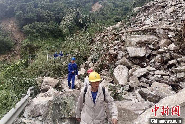 電力搶險人員徒步通過垮塌路段?！∷拇娏﹫D