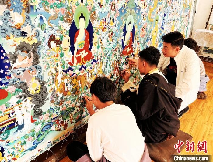 青海唐卡藝術(shù)小鎮(zhèn)：“勞模畫師”師帶徒，文化扶貧富一方