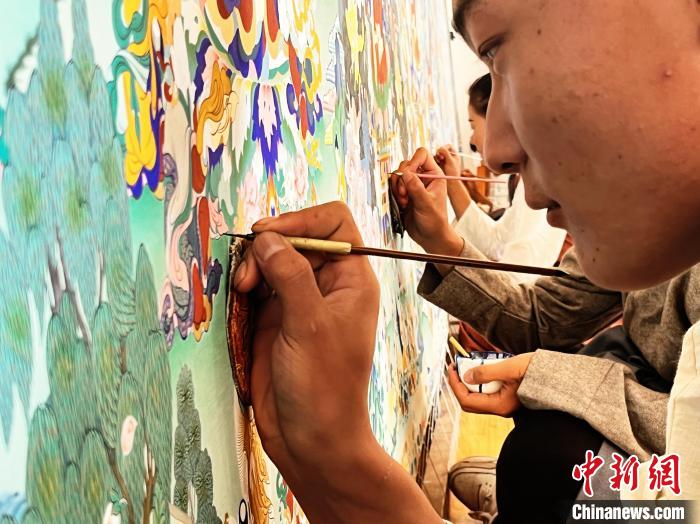 圖為畫師繪畫唐卡?！●R文莉 供圖