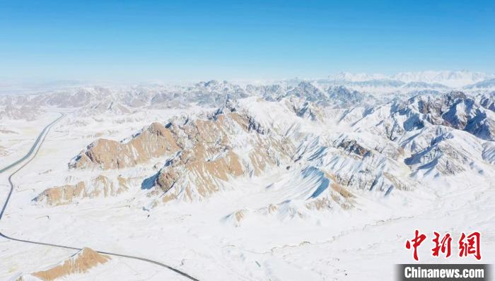 圖為無(wú)人機(jī)航拍高原雪景?！《继m縣融媒體中心供圖