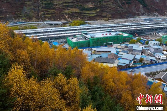 正在建設(shè)的成蘭鐵路松潘站?！⒅铱?攝