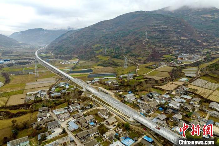 成蘭鐵路松潘右所屯岷江雙線特大橋?！⒅铱?攝