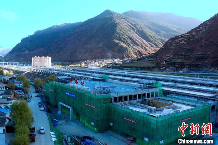 正在建設(shè)中的成蘭鐵路松潘站。　劉忠俊 攝