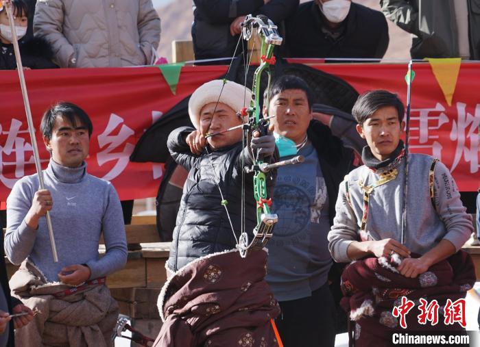 圖為藏族民眾比拼射箭技藝?！●R銘言 攝