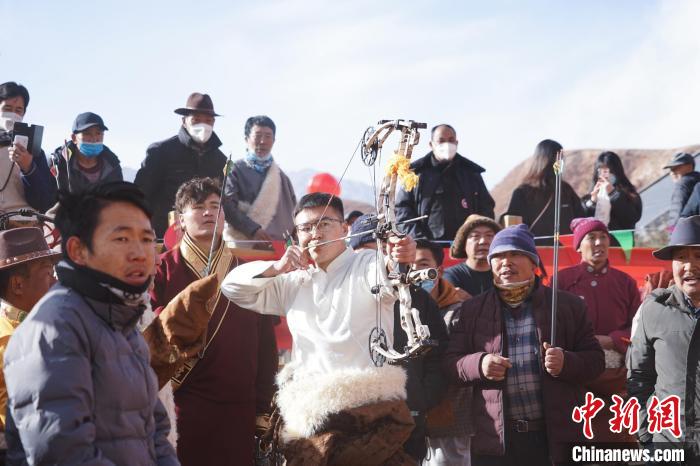 圖為藏族民眾比拼射箭技藝。　馬銘言 攝