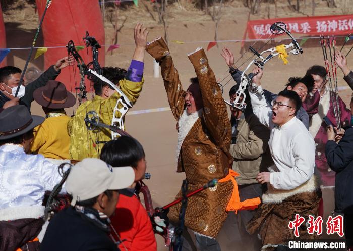 圖為藏族民眾跺腳歡呼慶祝弓箭手射中靶心。　馬銘言 攝