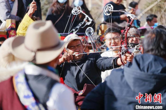 圖為藏族民眾比拼射箭技藝?！●R銘言 攝