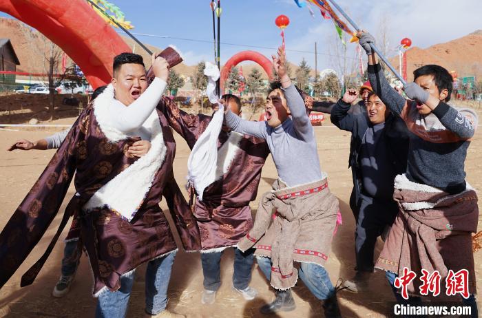 圖為藏族民眾跺腳歡呼慶祝弓箭手射中靶心?！●R銘言 攝