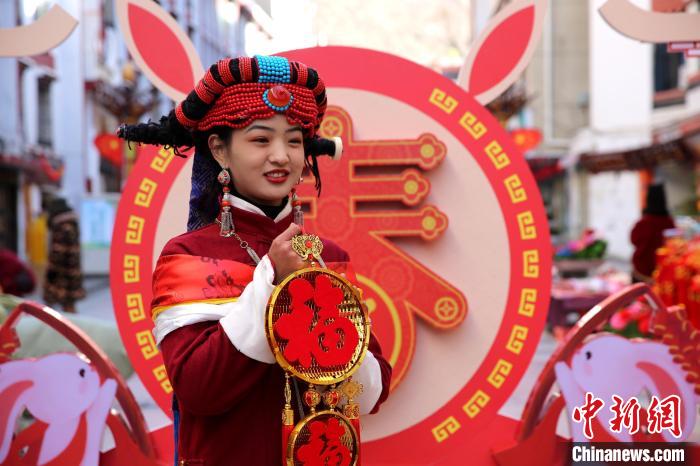 身著嘉絨藏族服飾的丹巴女孩送祝福?！〖o 攝