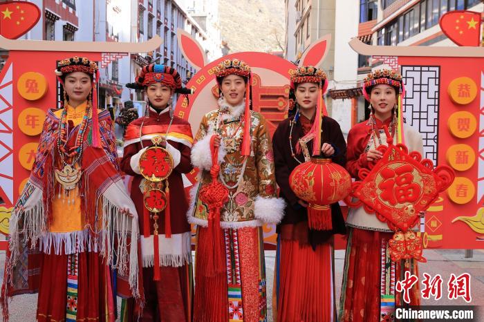 丹巴美女送祝福，迎新年?！±钣腊?攝