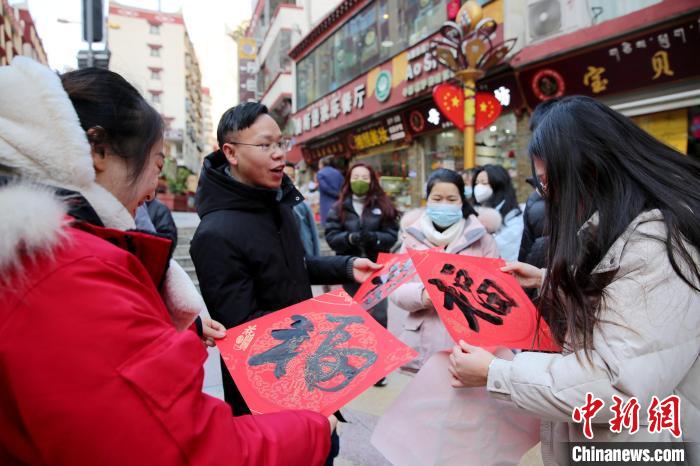 街頭市民收到送的“福”字?！±钣腊?攝