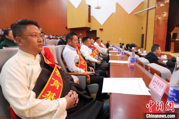 圖為玉樹州民族團(tuán)結(jié)進(jìn)步創(chuàng)建工作推進(jìn)會現(xiàn)場。　胡貴龍 攝