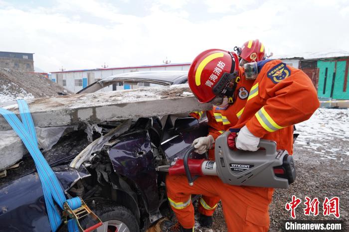 圖為地震實(shí)戰(zhàn)拉動(dòng)現(xiàn)場(chǎng)，參演人員進(jìn)行車輛破拆?！∮駱湎拦﹫D