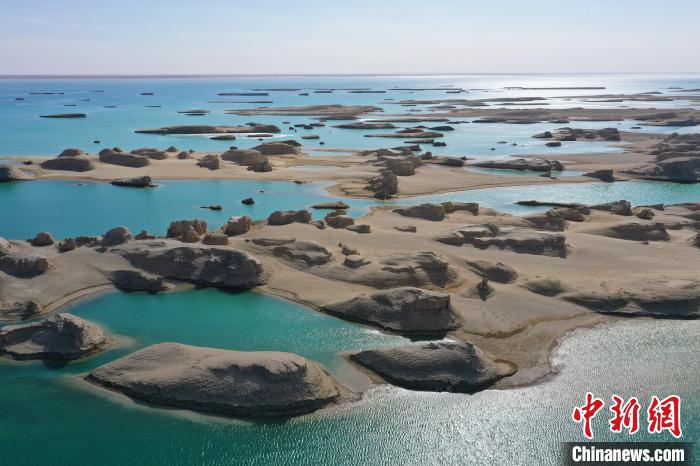 航拍青海大柴旦烏素特水上雅丹奇特景觀。　馬銘言 攝