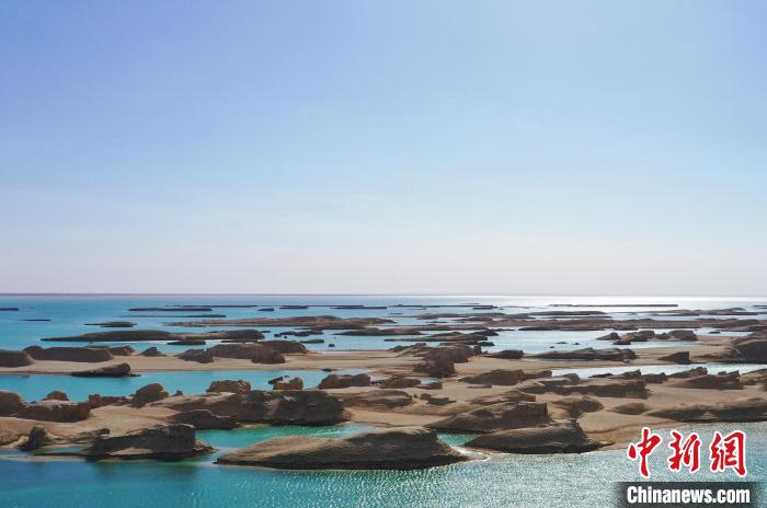 航拍青海大柴旦烏素特水上雅丹奇特景觀?！●R銘言 攝