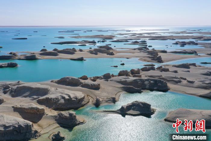 航拍青海大柴旦烏素特水上雅丹奇特景觀?！●R銘言 攝