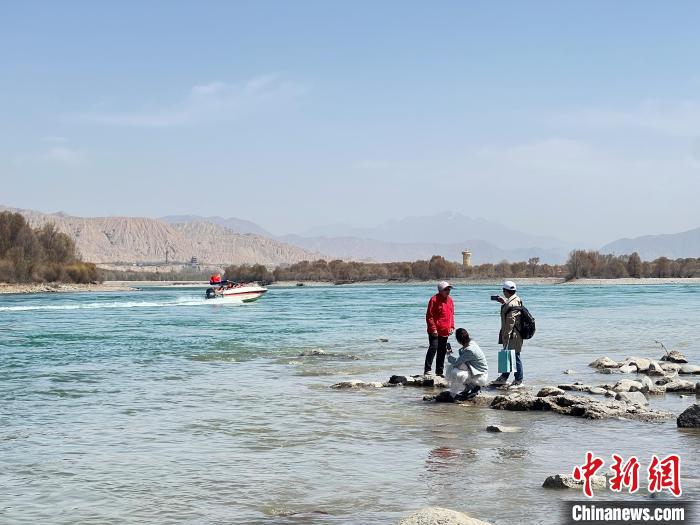 圖為游客在黃河岸畔游玩，并與黃河合影留念?！∑钤鲚?攝