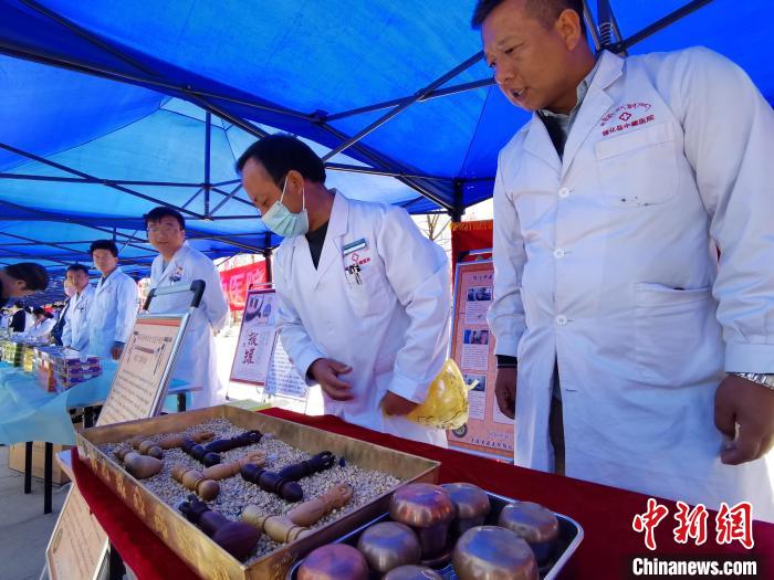 圖為青海省循化縣的國家級非遺項目尤闕療法的器械展示?！?zhí)砀?攝