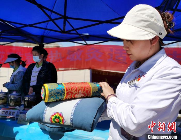 圖為青海省互助縣的中藥枕頭?！?zhí)砀?攝