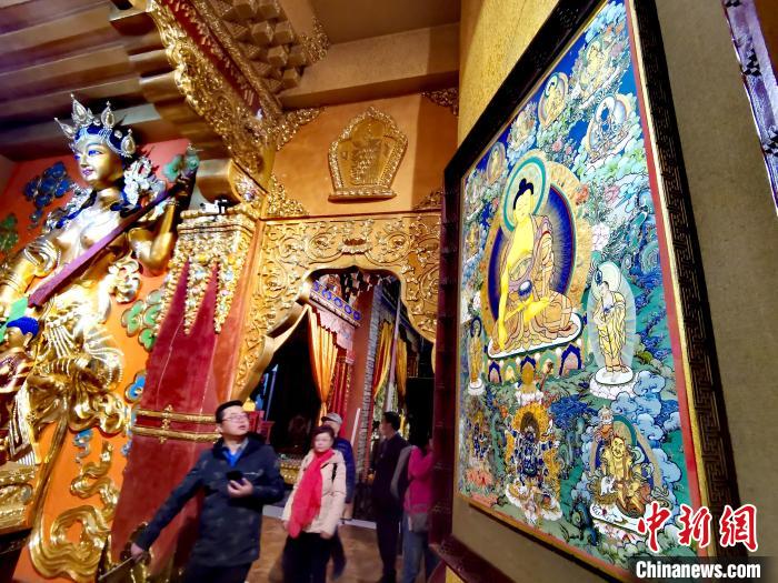 圖為仁俊畫(huà)院內(nèi)的唐卡?！?zhí)砀?攝