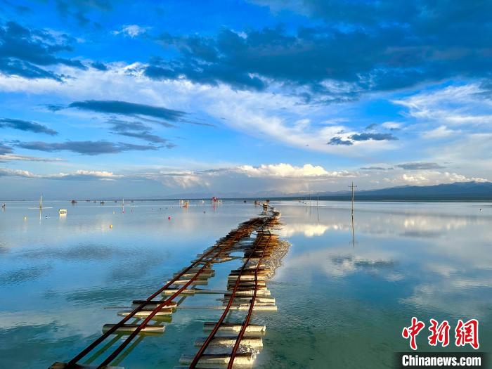 圖為茶卡鹽湖景區(qū)風光?！⒀?攝
