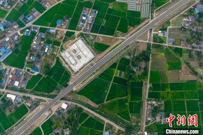 空中俯瞰綿竹牽引變電所和川青鐵路成黃段鐵路線?！⒅铱?攝