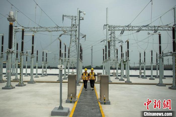 工作人員正在綿竹牽引變電所內(nèi)巡查設(shè)備受電運行情況。　劉忠俊 攝