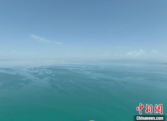 圖為航拍仲夏時(shí)節(jié)，青海湖水天一色?！∑钤鲚?攝