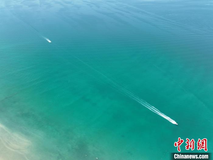 圖為航拍仲夏時(shí)節(jié)，青海湖湖水碧波蕩漾?！∑钤鲚?攝