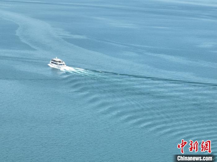 圖為航拍仲夏時(shí)節(jié)，青海湖湖水碧波蕩漾?！∑钤鲚?攝
