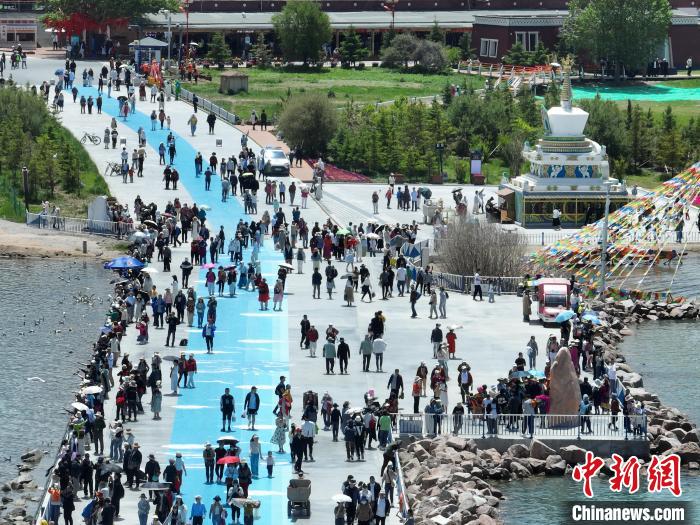 圖為航拍青海湖二郎劍景區(qū)游客眾多?！∑钤鲚?攝