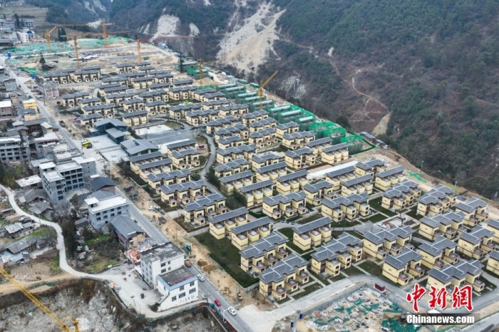 圖為2月1日，瀘定磨西鎮(zhèn)震后重建的安置小區(qū)。(無人機照片)<a target='_blank' href='/'><p  align=
