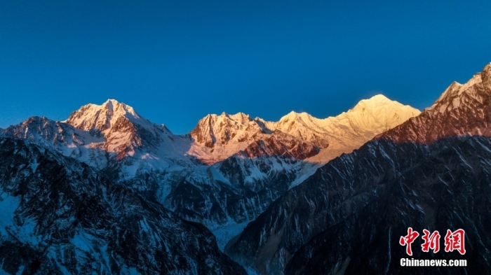 圖為2月1日，清晨陽(yáng)光照在貢嘎雪山上，出現(xiàn)“日照金山”景觀。(無(wú)人機(jī)照片)<a target='_blank' href='/'><p  align=