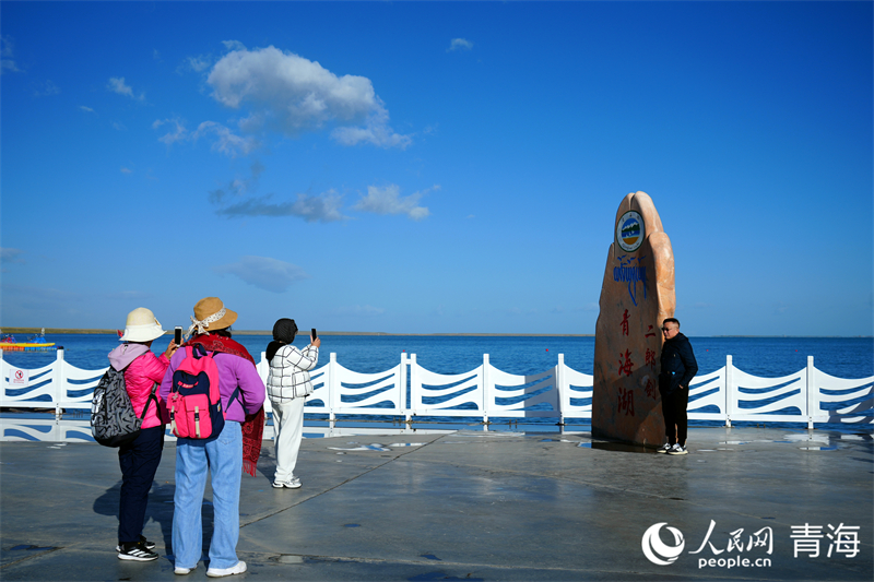 游客在青海湖二郎劍景區(qū)游玩。人民網(wǎng) 況玉攝