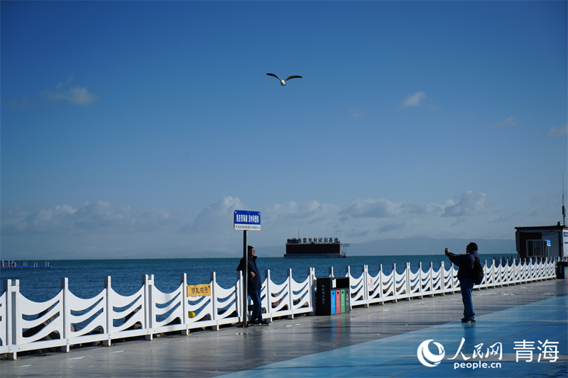 游客在青海湖二郎劍景區(qū)游玩。人民網(wǎng) 況玉攝