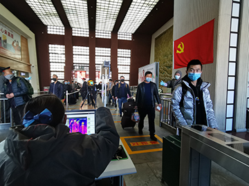 拉薩火車站工作人員對(duì)出站旅客進(jìn)行紅外線測(cè)溫。趙越拍攝.jpg