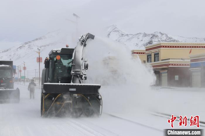 圖為該支隊官兵正在清理路面積雪?！《崦刺?攝