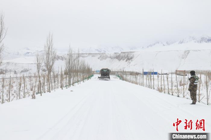 圖為救援官兵正在緊急清理路面積雪?！《崦刺?攝