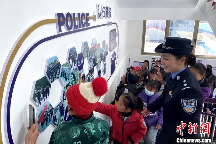 山南邊境管理支隊勒布邊境派出所舉行警營開放日活動，邀請駐地民眾進警營，了解民警工作生活?！∏f冀 攝