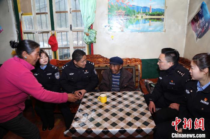 亞東出入境邊防檢查站民警走訪慰問轄區(qū)困難群眾?！堄陱?攝