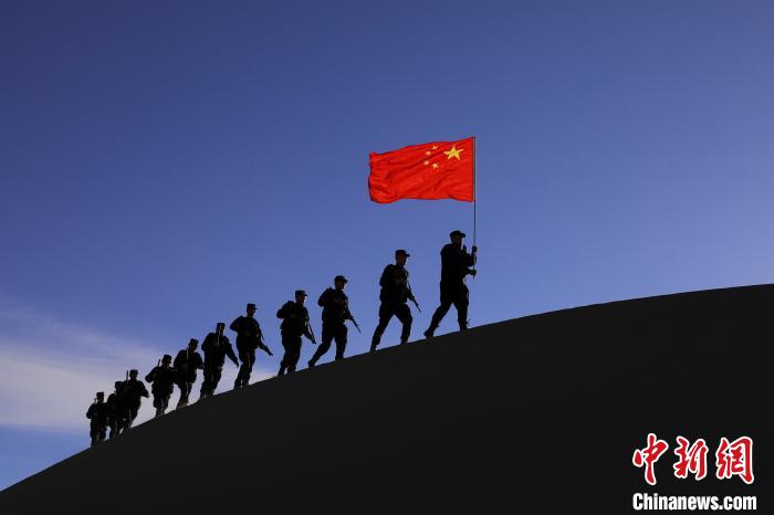 日喀則邊境管理支隊幾腳橋邊境檢查站民警在轄區(qū)開展巡邏工作?！↓埿▲P 攝