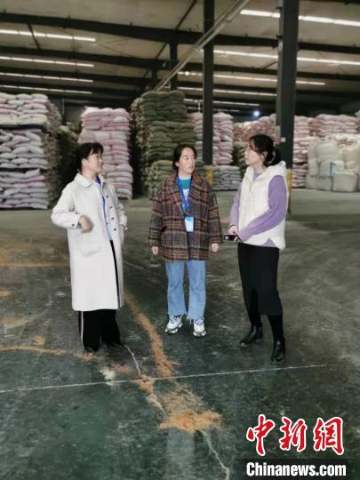 圖為次仁措姆(中)正在開展街道工作。<a target='_blank' ><p  align=