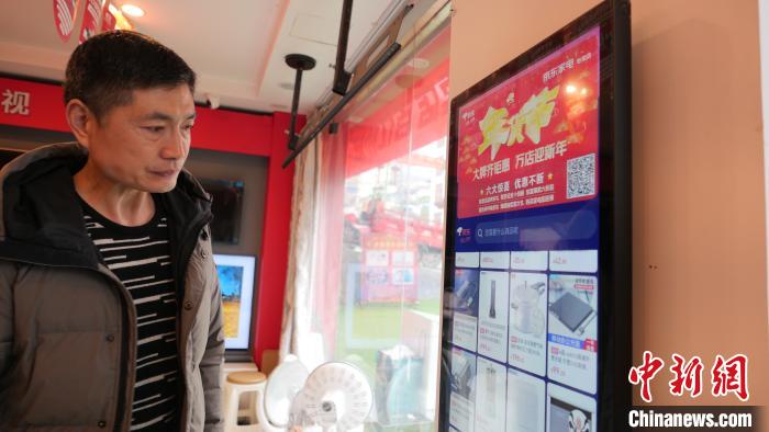 圖為店內放置的可在線選購商品的觸摸電子展示屏?！≈x牧 攝
