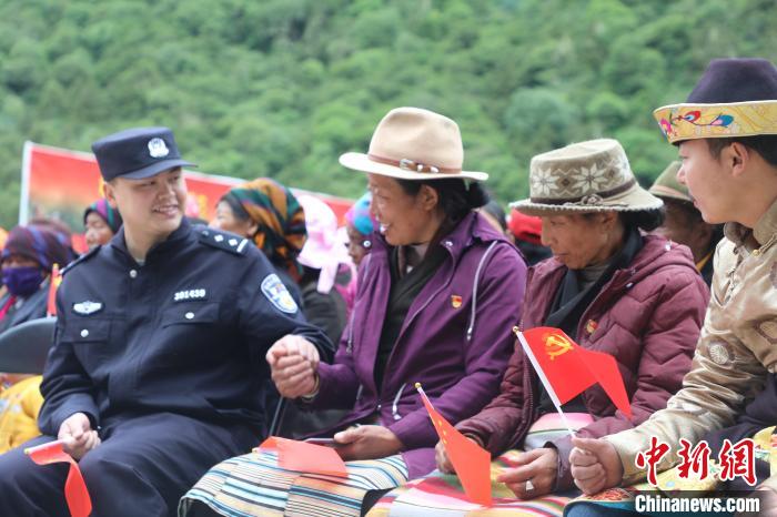圖為李陽副所長(前排左一)與卓嘎、央宗姐妹共同參加愛國主義教育活動(dòng)?！〉录?攝