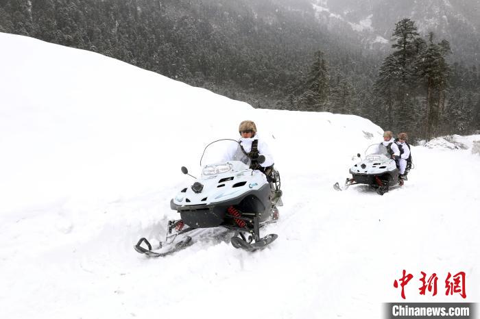 圖為雪地摩托車開路?！⊙鸩?攝