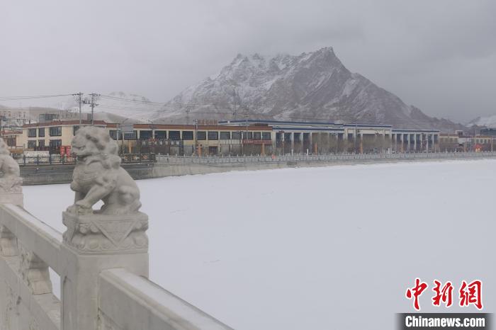圖為2月5日傍晚時分的西藏阿里獅泉河鎮(zhèn)雪景?！⊥跏啦?攝