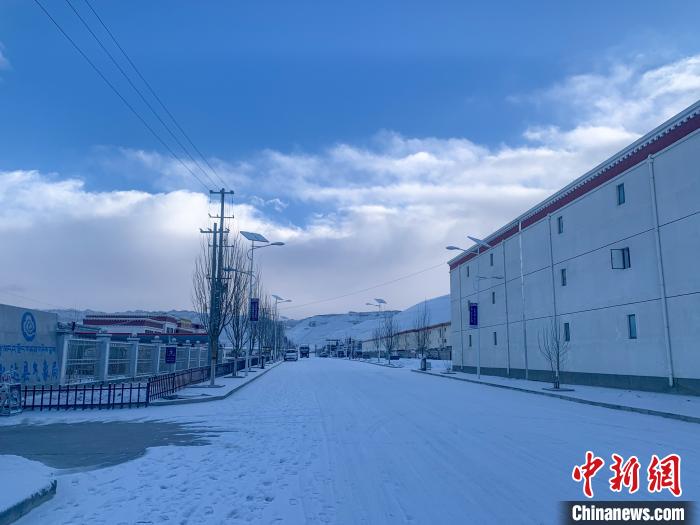 圖為西藏札達(dá)縣街道被積雪覆蓋?！?qiáng)久 攝