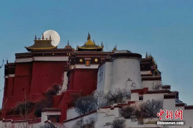 圖為一輪明月從布達拉宮上空緩緩升起。馬謙 攝