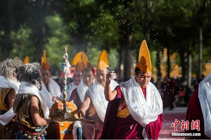 資料圖：扎什倫布寺跳神活動結(jié)束后，僧眾依次拋撒“切瑪”盒中的青稞祈福。<a target='_blank' ><p  align=